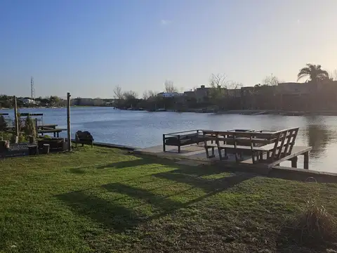 Casa en alquiler temporario, 3 dormitorios en Tigre - Santa Barbara, con vista a la laguna