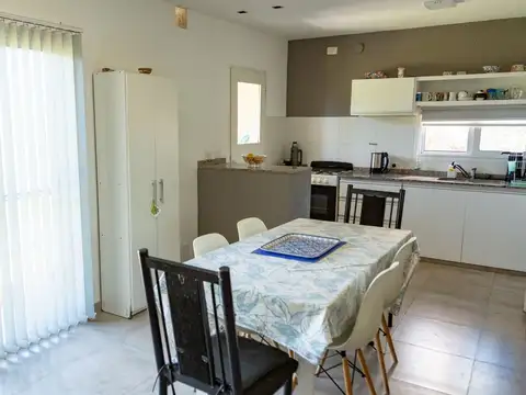 Casa 4 ambientes con 2 baños