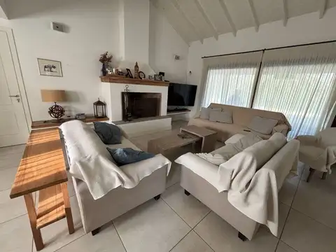 Casa 5 ambientes con 3 baños