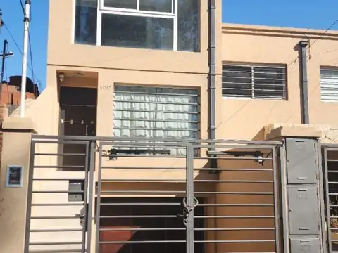 Casa en venta - 3 Dormitorios 2 Baños - Cochera - 160Mts2 - Hurlingham