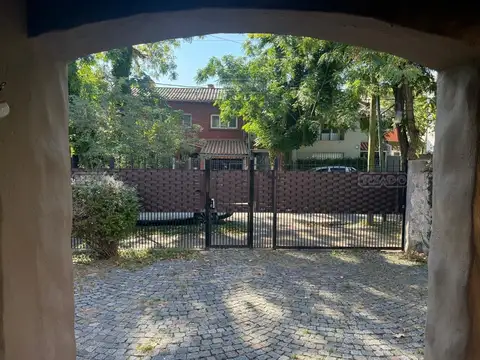 Casa en Alquiler con 1 cochera