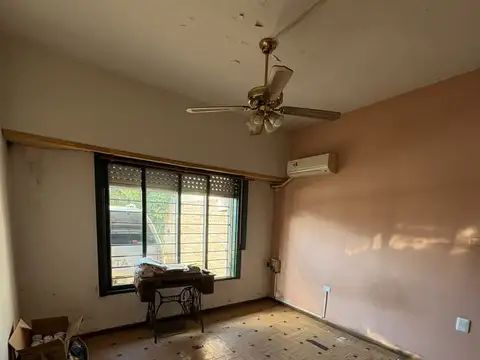 CHALET 4 AMBIENTES EN DOS PLANTAS CON ESCRITORIO, COCHERA Y FONDO LIBRE