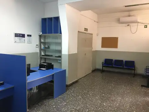 AMPLIA OFICINA EN PLENO CENTRO DE MORON.