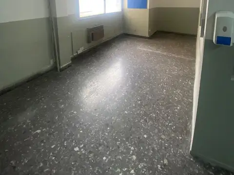 5 AMPLIAS OFICINAS EN PLENO CENTRO DE MORON.