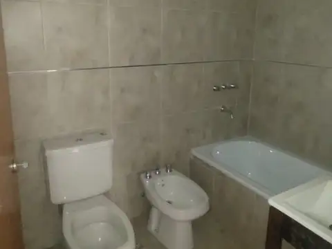 EXCELENTE DEPTO SEMIPISO DE 2 AMB Y 1/2 A ESTRENAR C/PATIO