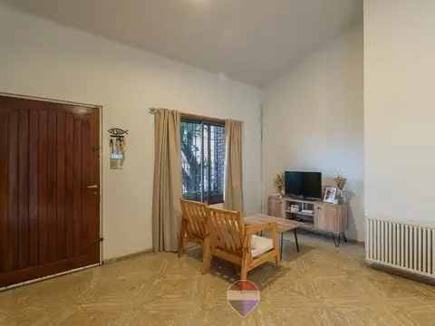 Casa 8 ambientes con 2 baños