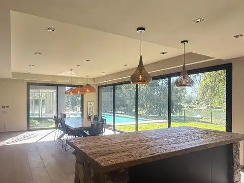 Casa en Venta con 4 cocheras
