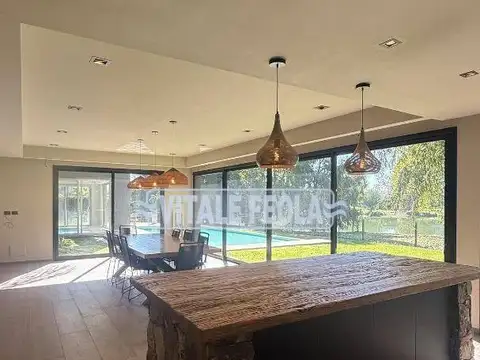 Casa en Venta con 4 cocheras