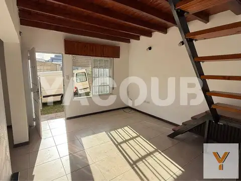 duplex en alquiler - Dormitorio, patio y entrada para auto - Tandil semicentro