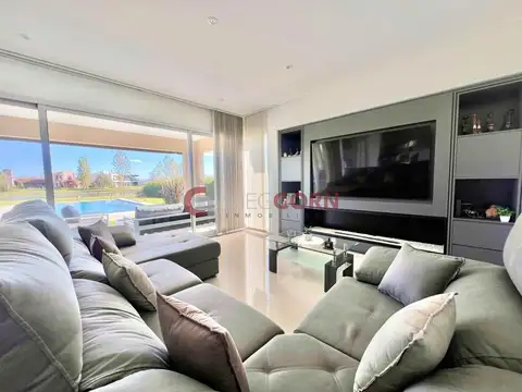 Casa 6 ambientes con 4 baños