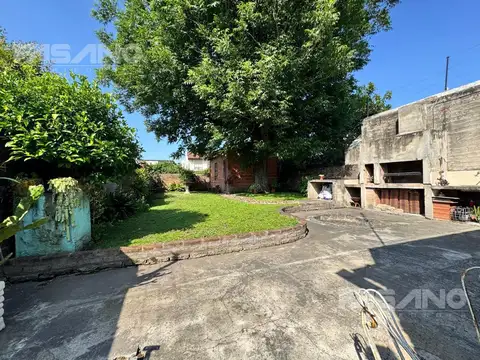 CASA CON JARDIN DE 200M2 - SALIDA DIRECTA A GRAL PAZ - ACEPTA PERMUTA PH CABA