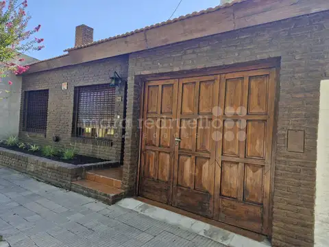 CASA EN VENTA 3 DORMITORIOS A REFACCIONAR  EXCELENTE UBICACION  FRENTE AL PARQUE DEL MUSEO PAMPEANO