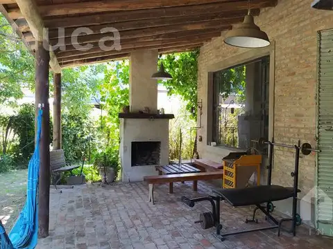 Casa 6 ambientes con 2 baños