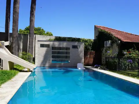 Venta Casa 12 amb con Pileta en Lomas de Zamora