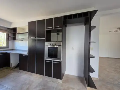 Casa en Alquiler con 4 cocheras