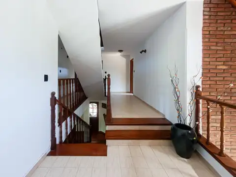 Venta casa con gran jardín y quincho - Pacheco -