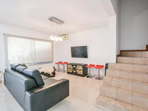 Casa de 3 dormitorios - Con Pileta y Parrillero - Fisherton