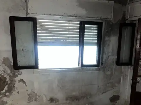 Oportunidad  tipo casa contrafrente con gran terraza a refaccionar sin expensas 
