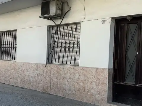 Oportunidad!!! tipo casa contrafrente con gran terraza a refaccionar sin expensas!!!