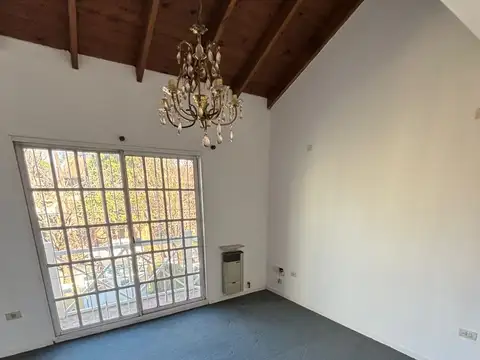 Casa en Alquiler con 1 cochera