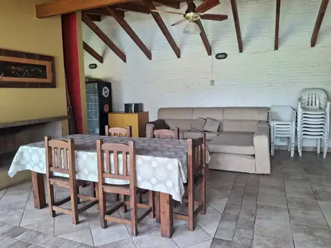 Casa con Pileta y terreno de 5.000 m² en Roldán