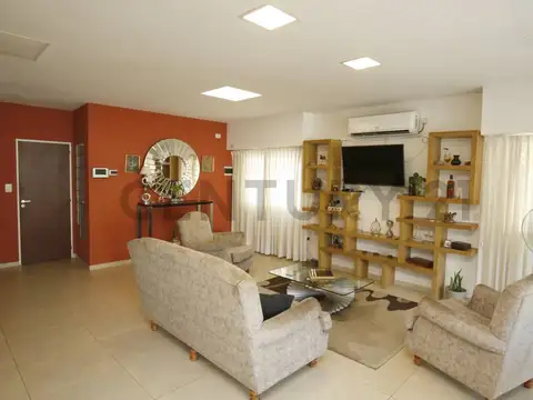 CASA EN VENTA LA PLATA 3 DORMITORIOS Y PARQUE