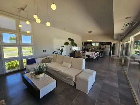 Excelente Propiedad en Chacras de Olivia - Lima - Zarate