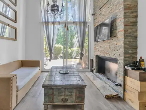 Ayres Loft, Los Crisantemos 475