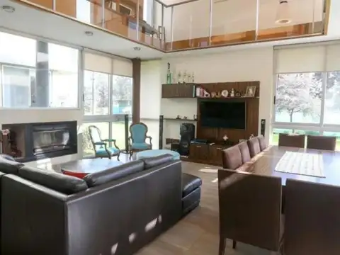 Casa 7 ambientes con 5 baños