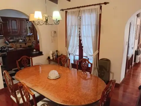 Casa 10 ambientes con 2 baños