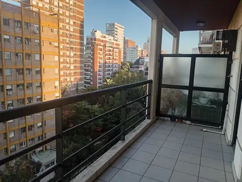 Espectacular monoambiente con balcón aterrazado.