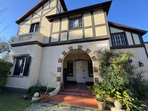 Casa estilo ingles en Barrio con portón, Bella Vista
