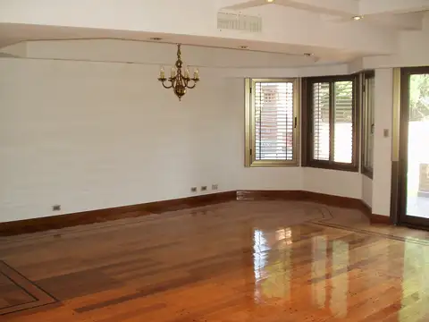 Casa en Alquiler con 4 cocheras