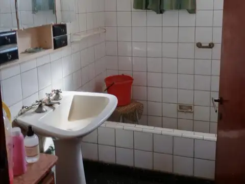 Casa 6 ambientes con 1 baño