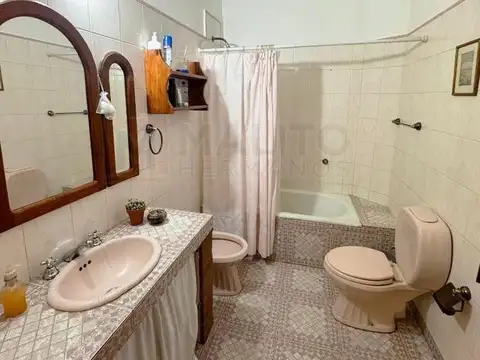 CASA 6 AMBIENTES CON JARDÍN, TERRAZA, QUINCHO Y GARAGE