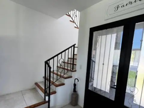 Casa 6 ambientes con 2 baños