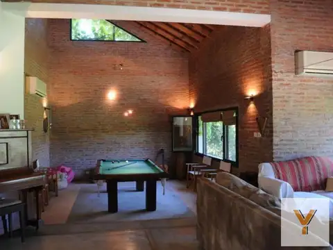 Casa en Alquiler con 2 cocheras