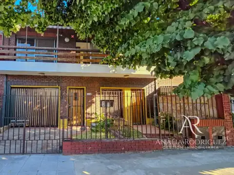 VENTA EN BLOQUE – 2 VIVIENDAS: CASA 4 AMBIENTES CON PLAY + DPTO 2 AMBIENTES - COCHERA, JARDÍN Y PARRILLA – BOULOGNE