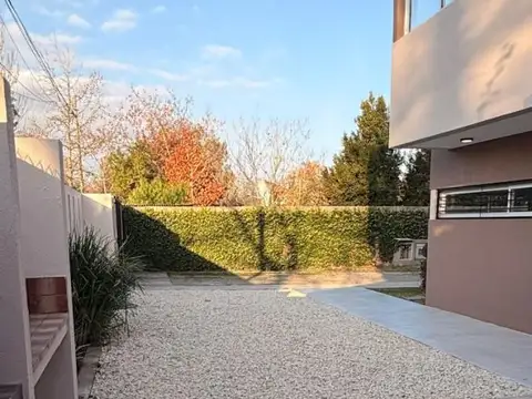 Casa en Alquiler en City Bell, $ 950.000