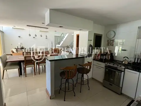 Casa en Venta con 2 cocheras