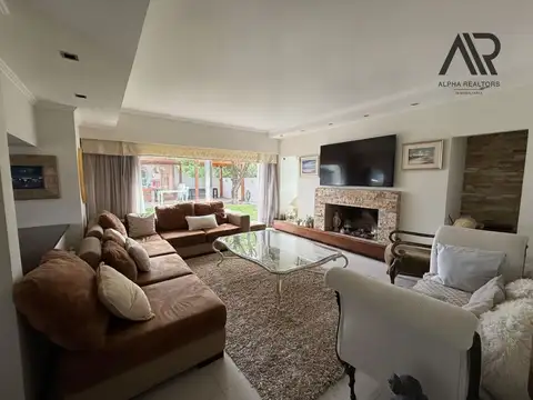Casa en venta c/ cochera en Carrasco