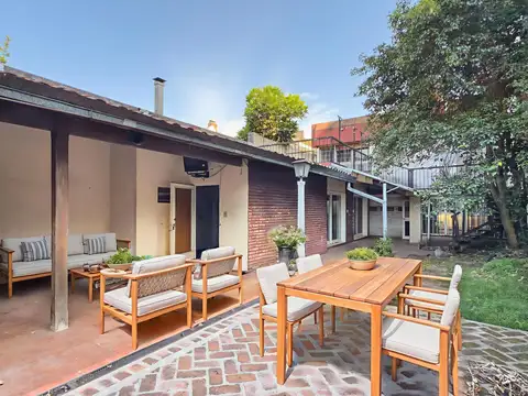 Casa con jardin lote grande propio 2 plantas Quincho parrilla