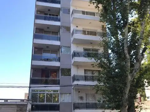 Frente Provincial. 1° piso. Excelente estado. Balcón.