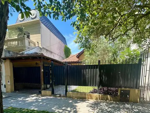 VENTA CHALET. BANFIELD, LOTE DE 8.66 POR 33Mts