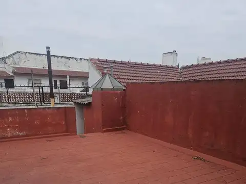 VENTA CASA 3 AMB A REFACC TERRAZA PATIO-FLORES