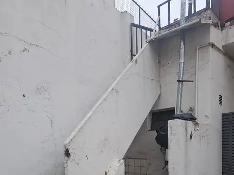 VENTA CASA 3 AMB A REFACC TERRAZA PATIO-FLORES