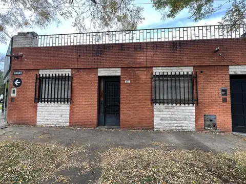 VENTA CASA DE 2 DORMITORIOS CON PATIO A REFACCIONAR EN PARQUE CASADO