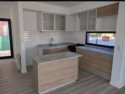 Casa en Alquiler con 2 cocheras