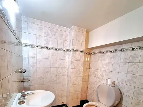 Local en Alquiler en Zárate. Planta baja libre aprox.40m2 + Oficina con baño en entrepiso.