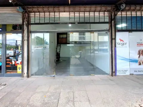 Local en Alquiler en Zárate. Planta baja libre aprox.40m2 + Oficina con baño en entrepiso.
